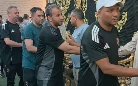 بحضور شخصيات رياضية ومشاركة أهالي كفر الشيخ.. محمد الشناوي يتلقى العزاء في وفاة والده