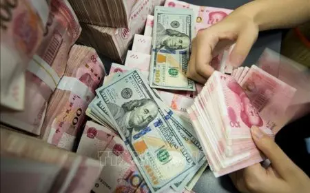 تراجع كبيرا للدولار أمام اليوان في تعاملات اليوم