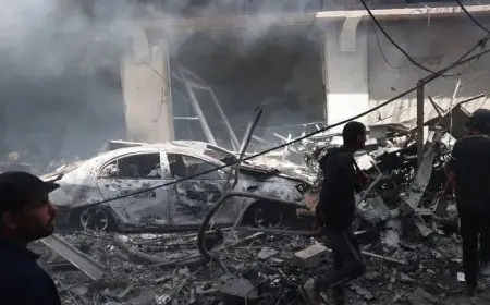 جيش الاحتلال الإسرائيلي يدمر مخيما لإيواء النازحين وسط قطاع غزة