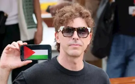 بالصور- النجم العالمي ميشيل ريوندينو يرفع علم فلسطين في مهرجان فينيسيا السينمائي