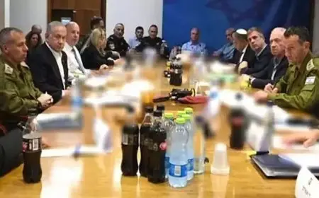 عائلات الأسرى الإسرائيليين تتظاهر أمام منازل وزراء الكابينت