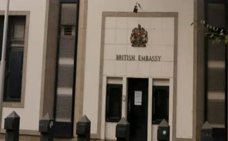 السفارة البريطانية بالقاهرة تعلن إغلاق أبوابها بعد إزالة الحواجز الأمنية