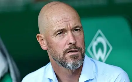 ليفركوزن يراجع موقفه من تين هاج بعد انطلاقة مخيبة في الدوري الألماني