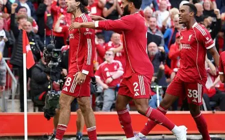 ليفربول يفوز على أرسنال وينفرد بصدارة الدوري الإنجليزي