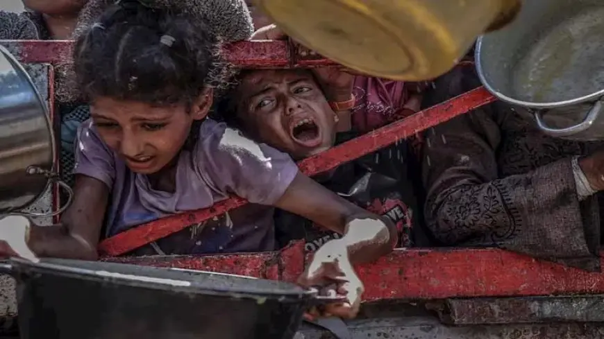 29 صورة توثق معاناة أهل غزة في الحصول على المساعدات