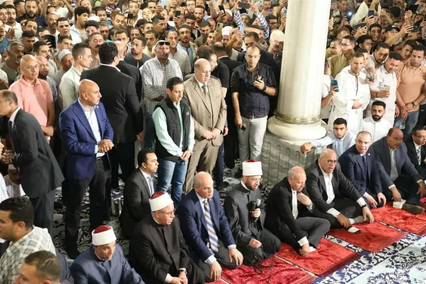 وزير الأوقاف يؤدي صلاة الجمعة من مسجد الإمام الحسين