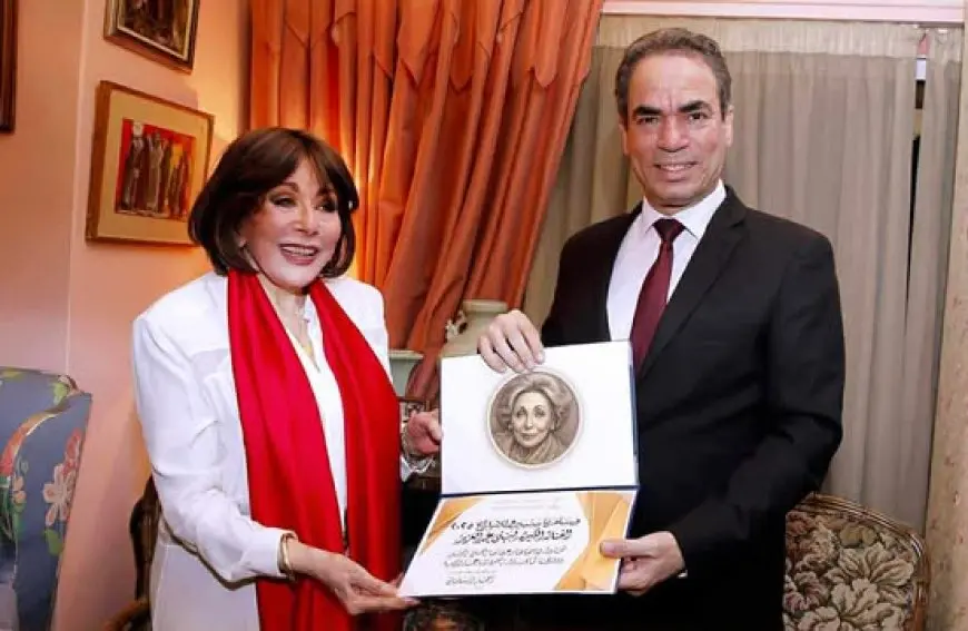 منح وسام ماسبيرو للفنانة الكبيرة لبنى عبد العزيز