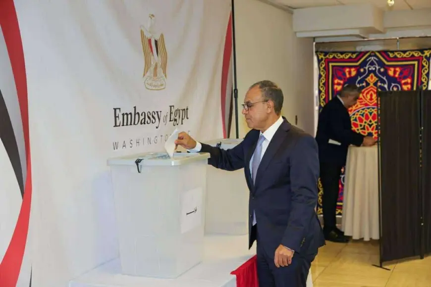 وزير الخارجية أول من يدلى بصوته فى انتخابات مجلس الشيوخ من مقر السفارة المصرية بواشنطن
