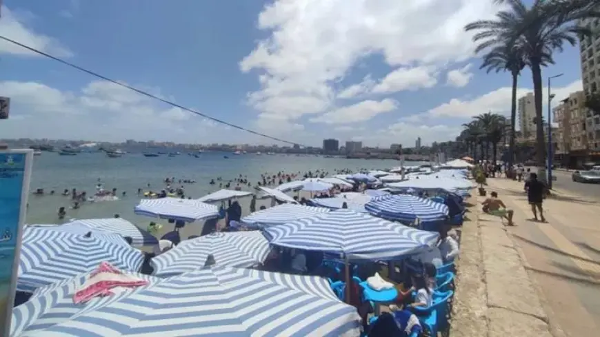 إنقاذ مصطافين ومنع تجاوزات “المايوه”.. ماذا حدث على شواطئ الإسكندرية؟ (صور)