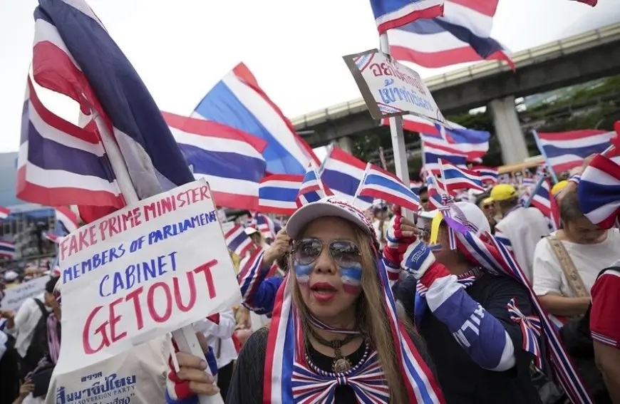 آلاف التايلانديين يتظاهرون للمطالبة برحيل رئيسة الوزراء بعد صدام دموي مع كمبوديا