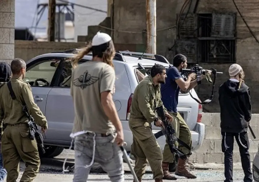 الضفة.. مستوطنون يحرقون مركبة فلسطيني ويخطون شعارات عنصرية بالخليل