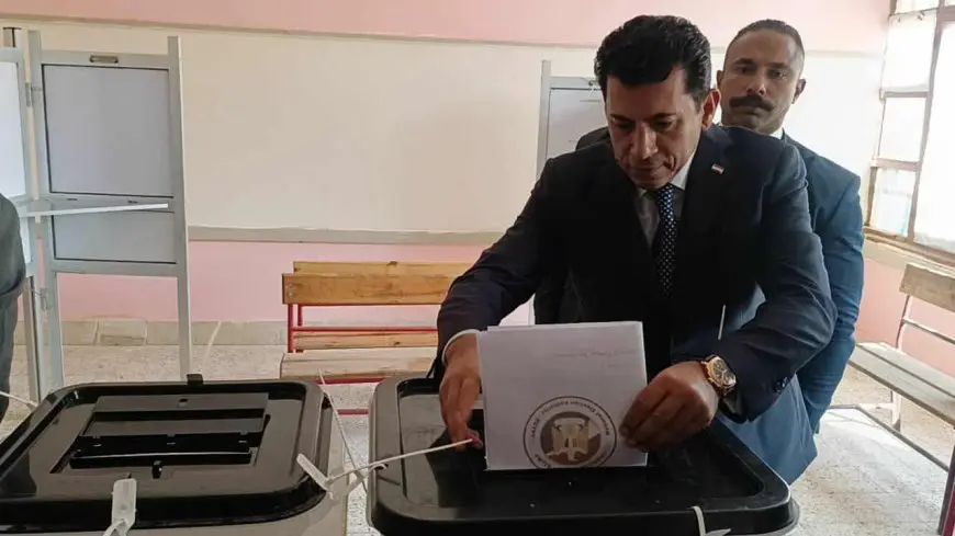وزير الشباب والرياضة يدلي بصوته في انتخابات مجلس الشيوخ بمدينة الشروق