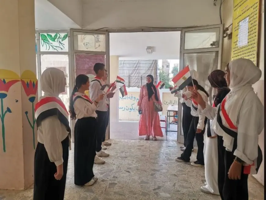 طلاب المدارس يشاركون في تنظيم دخول الناخبين إلى مقار اللجان بانتخابات مجلس الشيوخ