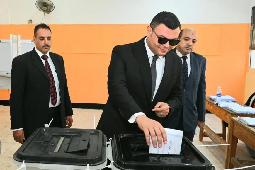 وزير الإسكان يدلي بصوته في انتخابات مجلس الشيوخ.. ويدعو للمشاركة الإيجابية