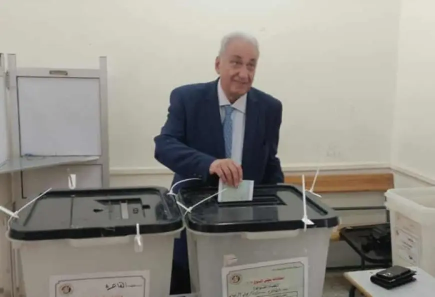 سامح عاشور عضو الهيئة التأسيسية لحزب الجبهة الوطنية يدلى بصوته فى انتخابات مجلس الشيوخ بالمقطم