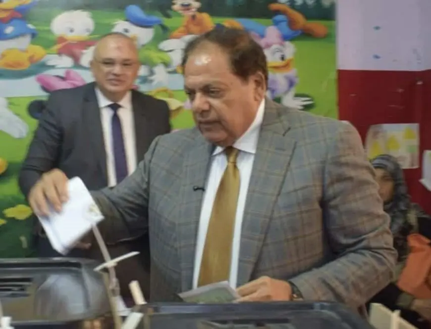 محمد أبو العينين يدلي بصوته في انتخابات مجلس الشيوخ