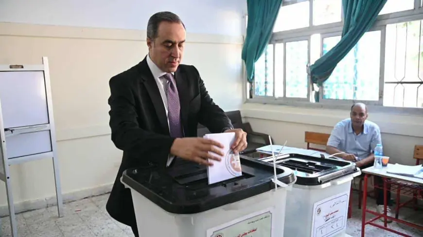 الأمين العام لمجلس النواب يدلي بصوته في انتخابات مجلس الشيوخ