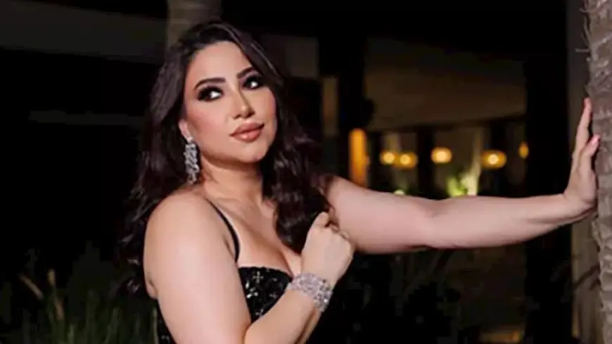 بالصور.. بوسي بـ فستان جريء منقوش بالورد والجمهور يعلق