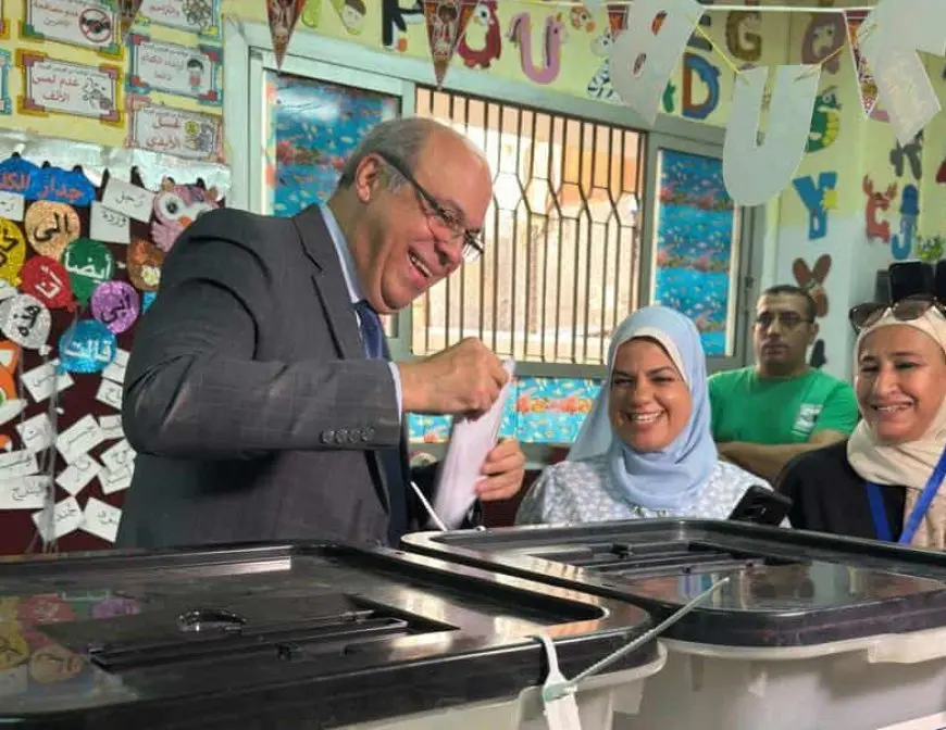 وزير الطيران يُدلي بصوته في انتخابات مجلس الشيوخ ويؤكد: المشاركة واجب وطني يعكس وعي المصريين