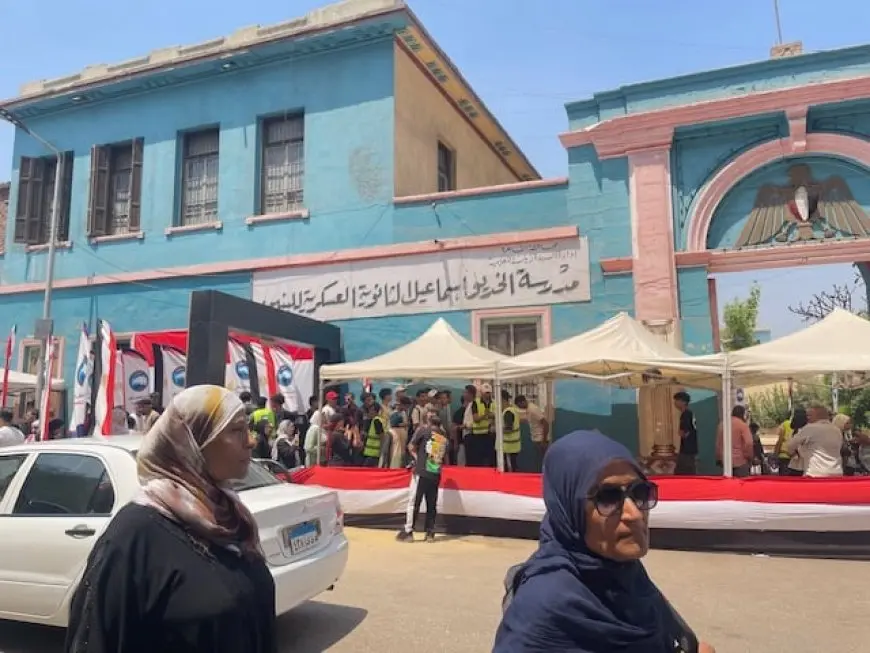 زحام شديد أمام مدرسة الخديو إسماعيل الثانوية العسكرية للبنين بالسيدة زينب