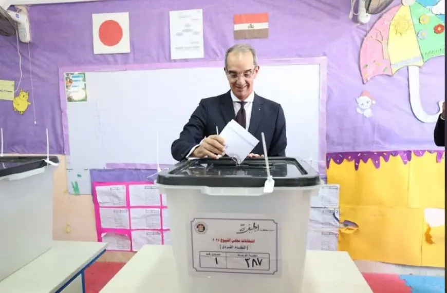 ﻿وزير الاتصالات يدلى بصوته فى انتخابات مجلس الشيوخ