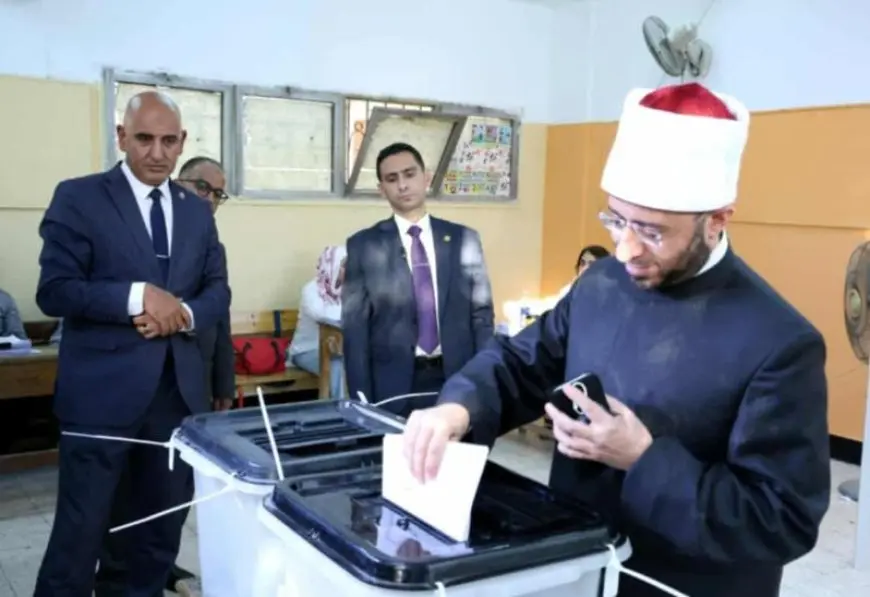 وزير الأوقاف يدلي بصوته في انتخابات مجلس الشيوخ ويحث على المشاركة الوطنية