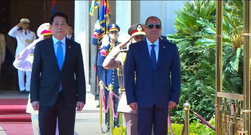 فيديو.. الرئيس السيسي يستقبل نظيره الفيتنامي بقصر الاتحادية