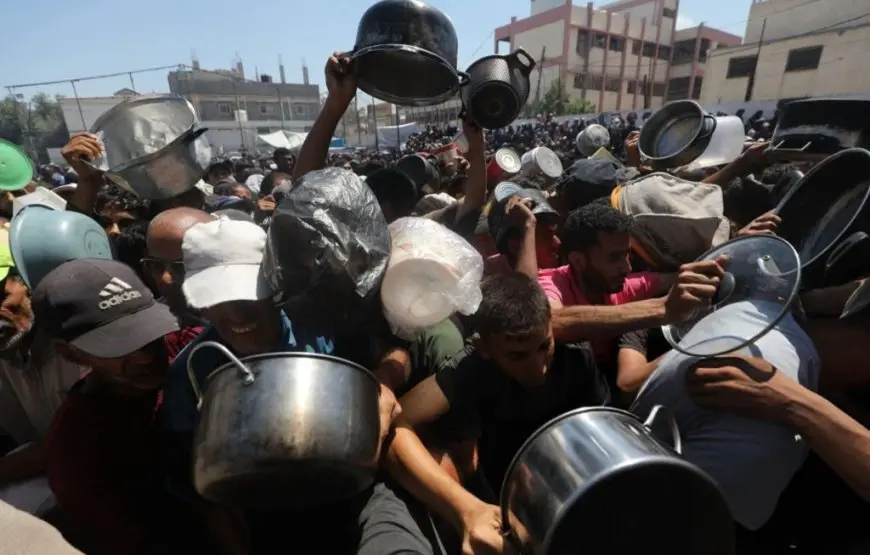 غزة تموت جوعا: من التكيات إلى الرمال وعلف الحيوانات.. رحلة الموت تحت الحصار