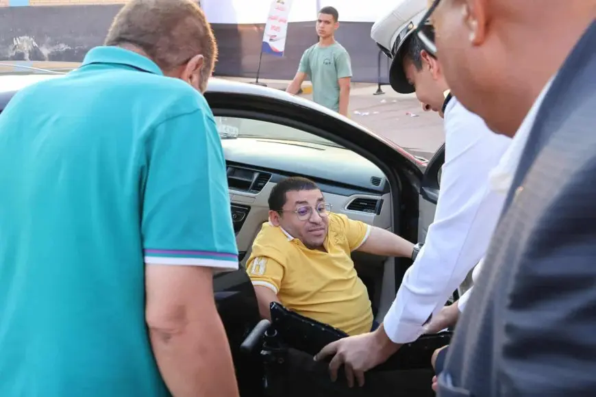انتخابات الشيوخ.. رجال الشرطة يعاونون ذوى الهمم لدخول لجانهم الانتخابية بالتجمع الخامس