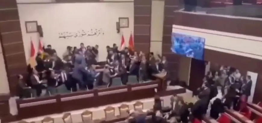 فيديو.. اشتباكات بالأيدي وضرب بالأحذية داخل البرلمان العراقي