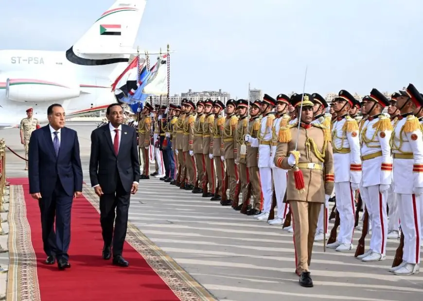 رئيس الوزراء يستقبل نظيره السوداني بمطار القاهرة الدولي