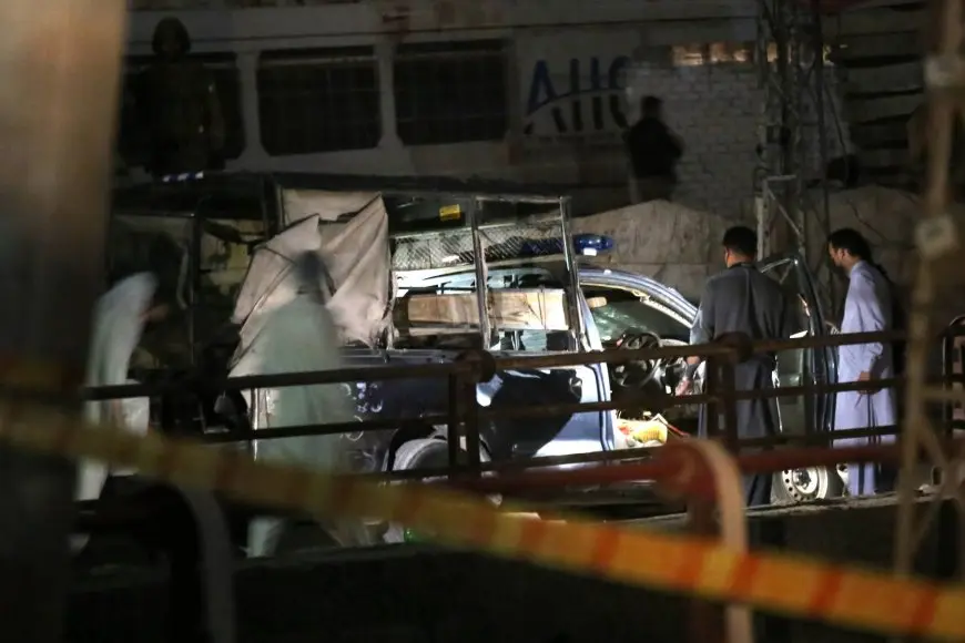 مقتل ضابطين وإصابة 14 شخصا إثر انفجار قنبلة في سيارة للشرطة بباكستان