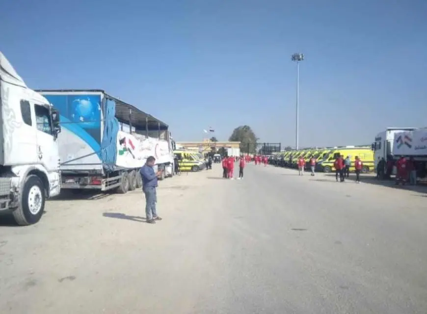 رويترز: عدد شاحنات المساعدة إلى غزة لا يزال دون المتفق عليه مع إسرائيل
