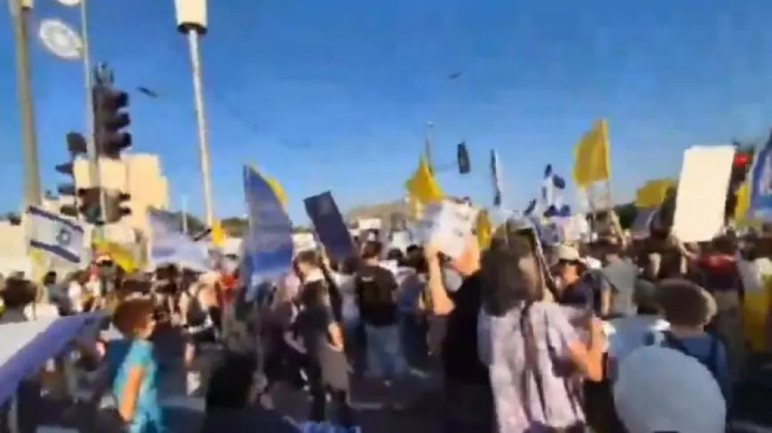 عائلات المحتجزين والحريديم يتظاهرون أمام مقر الحكومة الإسرائيلية
