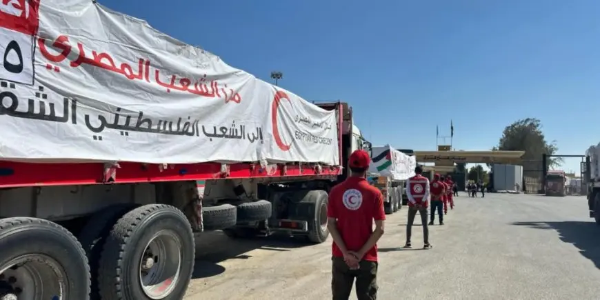 الهلال الأحمر يدفع بنحو 3 آلاف طن مساعدات لغزة ضمن عاشر قوافل «زاد العزة.. من مصر إلى غزة»