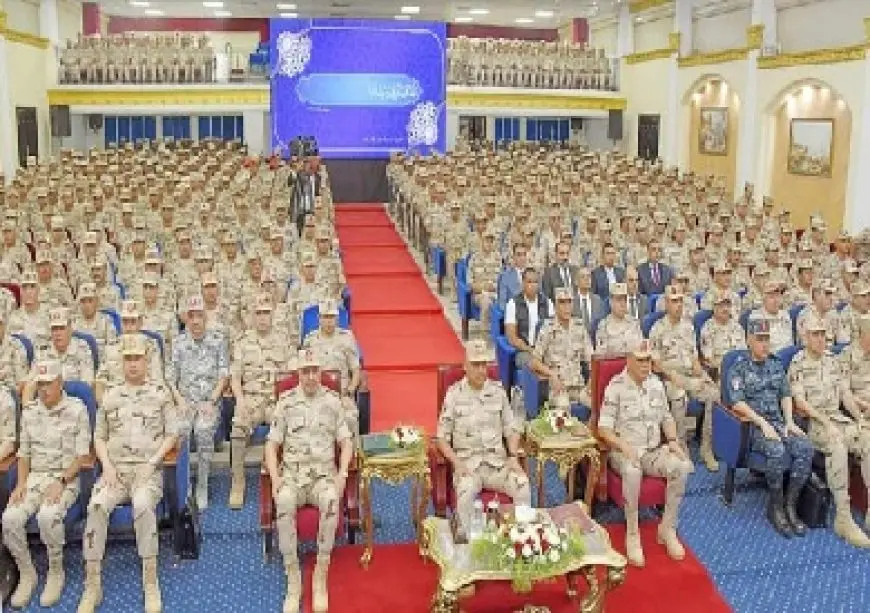 وزير الدفاع يلتقى بعدد من مقاتلى المنطقة الجنوبية العسكرية