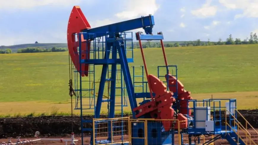 عالميا.. النفط يسجل أكبر خسارة أسبوعية منذ يونيو وسط توترات جيوسياسية وتجارية