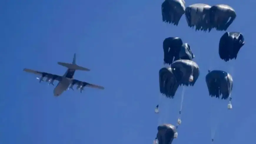 استشهاد طفل إثر إصابته بسقوط صندوق مساعدات جوًا في غزة