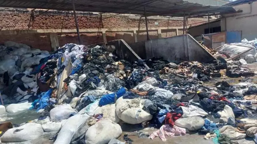 ننشر الصور الأولى لآثار حريق مخزن بالمنطقة الصناعية في الإسماعيلية