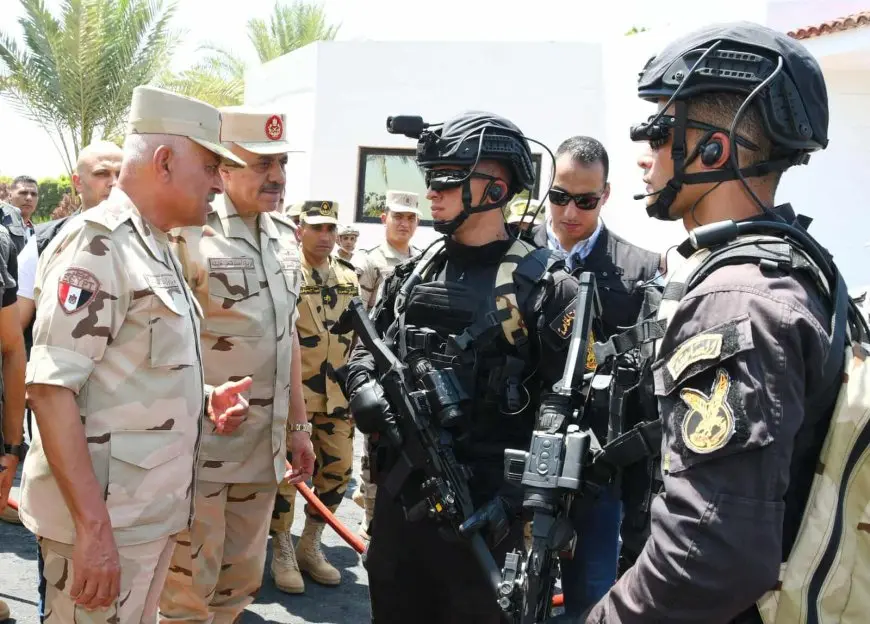لمتابعة الاستعداد القتالى.. وزير الدفاع يلتقى بعدد من مقاتلى القوات الخاصة من المظلات والصاعقة