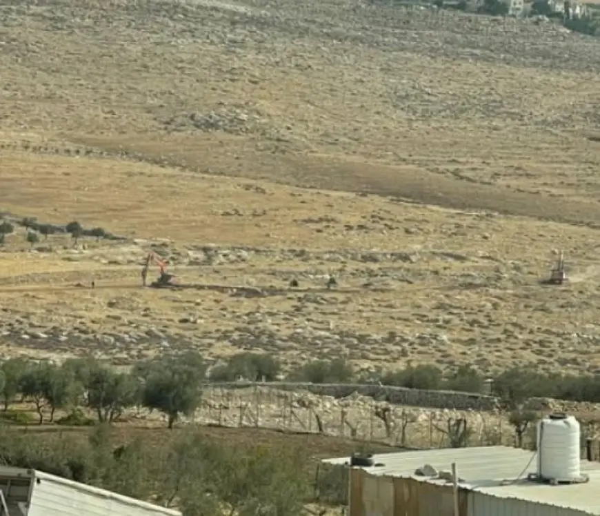لتغيير معالمها.. الاحتلال يبدأ شق شارع استيطاني في بلدة حزما شمال شرق القدس المحتلة