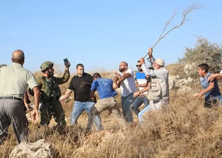 مستوطنون يطردون عائلة فلسطينية ويحرقون ممتلكاتها في الزاوية غرب مدينة سلفيت شمالي الضفة الغربية