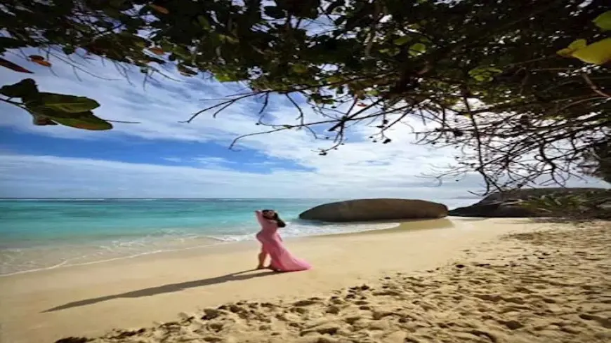 بالصور.. مي عمر بملابس صيفية جريئة تخطف الأنظار على شاطئ البحر