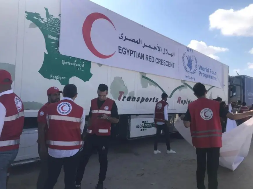 الهلال الأحمر المصري: 2000 متطوع ينتشرون في 15 موقع مساعدات لدعم غزة ومصابي فلسطين
