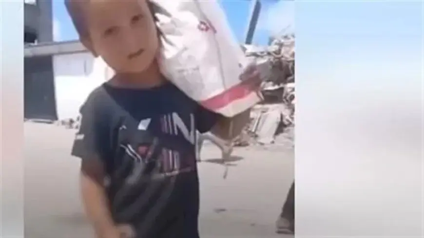 فيديو| طفل فلسطيني يحمل كيس طحين على ظهره وسكينًا بيده لمواجهة اللصوص