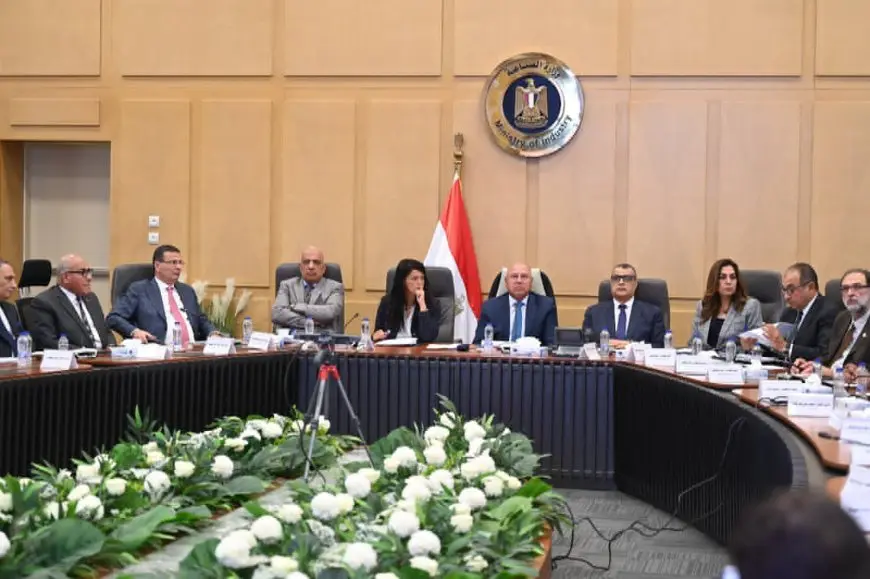 وزير الصناعة يوجه بدراسة التشوهات الجمركية المتضرر منها مصانع زجاج السيارات والبيليت والحديد الصاج