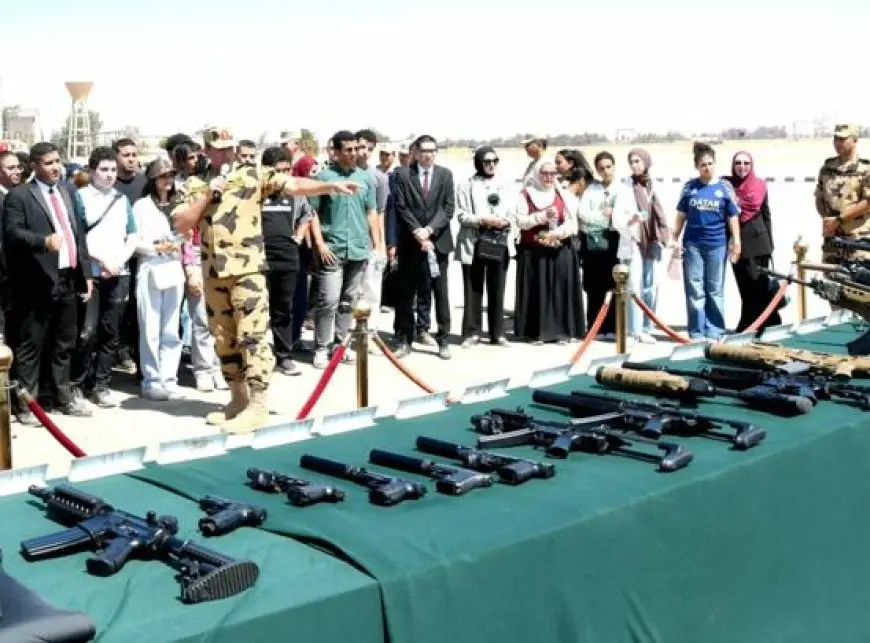 القوات المسلحة تنظم زيارة لمصريين مقيمين بالخارج وطلاب الجامعات لقيادتي القوات البحرية والصاعقة