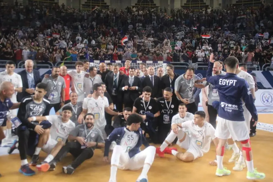 وزير الرياضة يحتفل في الملعب مع منتخب الناشئين بالتأهل لربع نهائي مونديال اليد
