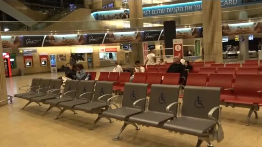 يساريون إسرائيليون يتظاهرون في مطار بن جوريون للمطالبة بوقف حرب غزة لإعادة المحتجزين