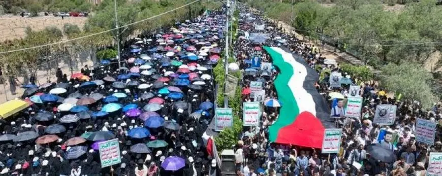 تظاهر الآلاف في اليمن تنديدا باغتيال إسرائيل لـ أنس الشريف ورفاقه